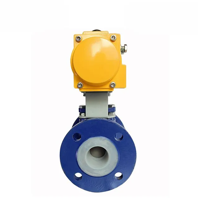 Nahaufnahme der Flanschverbindung an einem pneumatischen, mit PTFE-ausgekleideten Kugelventil und korrosionsbeständiger Oberfläche